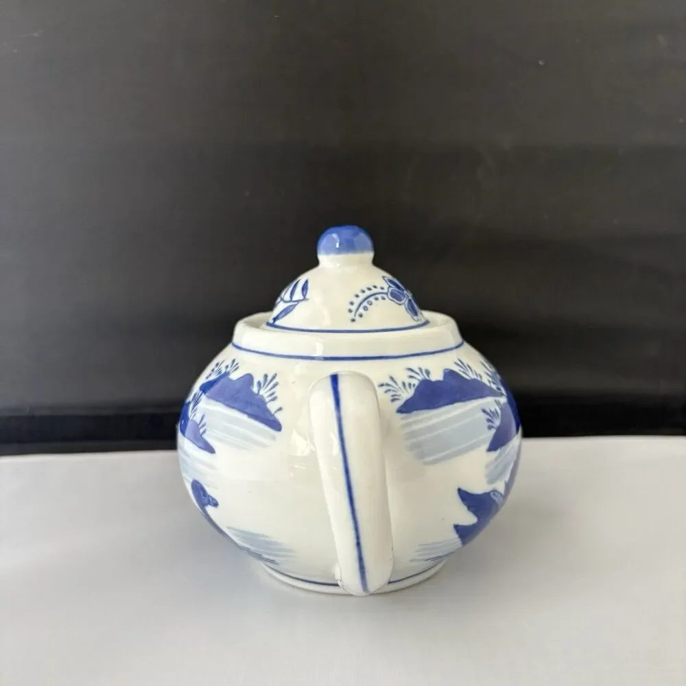 Vintage Small Chinese Blue and White Porcelain Teapot Ducks 4.5”